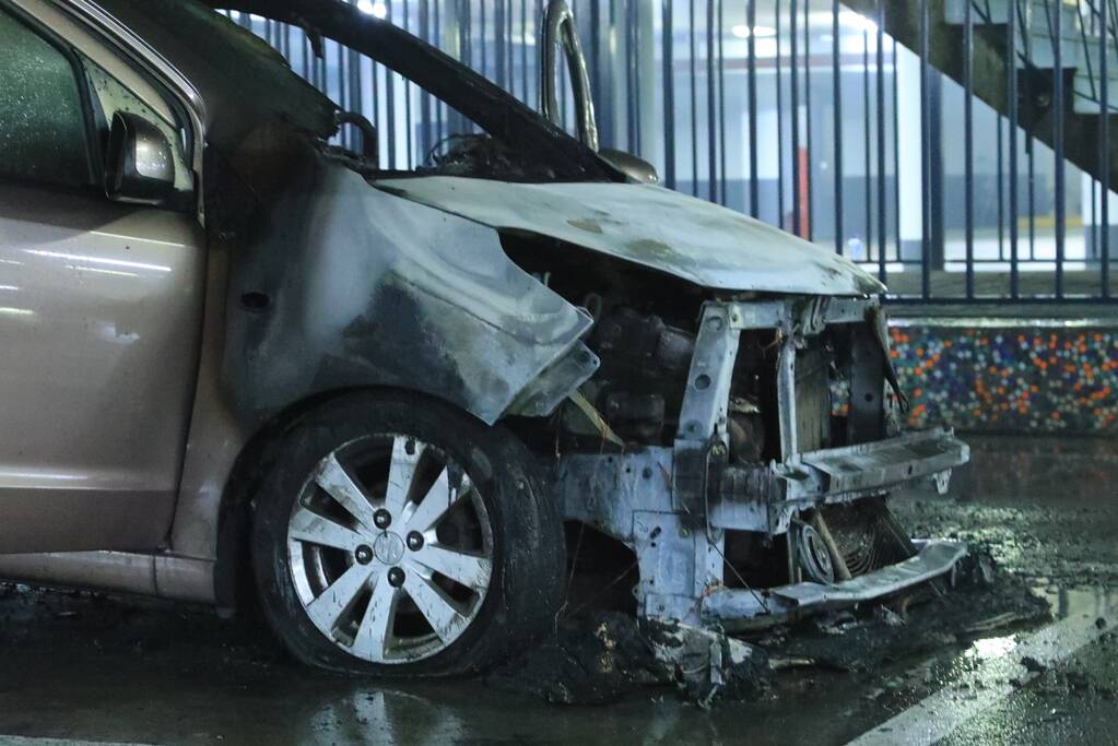 Auto vat vlam in parkeergarage Winkelcentrum De Nieuwe Hof