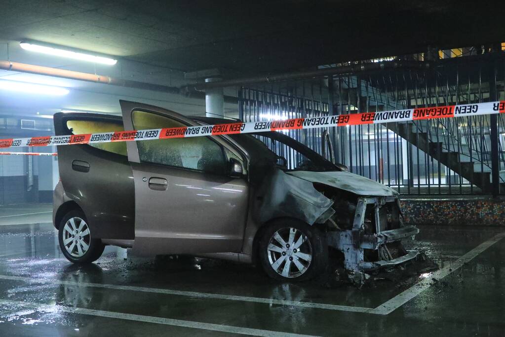 Auto vat vlam in parkeergarage Winkelcentrum De Nieuwe Hof