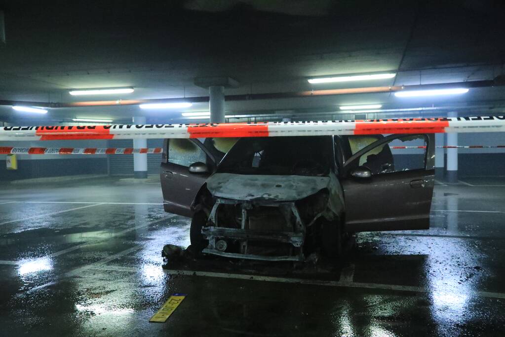 Auto vat vlam in parkeergarage Winkelcentrum De Nieuwe Hof