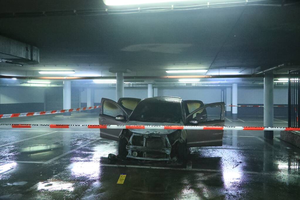 Auto vat vlam in parkeergarage Winkelcentrum De Nieuwe Hof