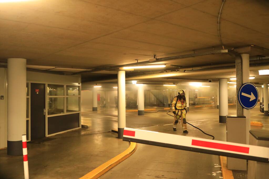 Auto vat vlam in parkeergarage Winkelcentrum De Nieuwe Hof
