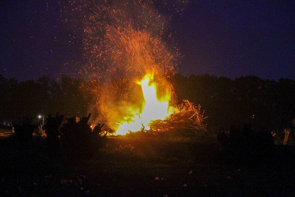 Hoge vlammen bij forse buitenbrand
