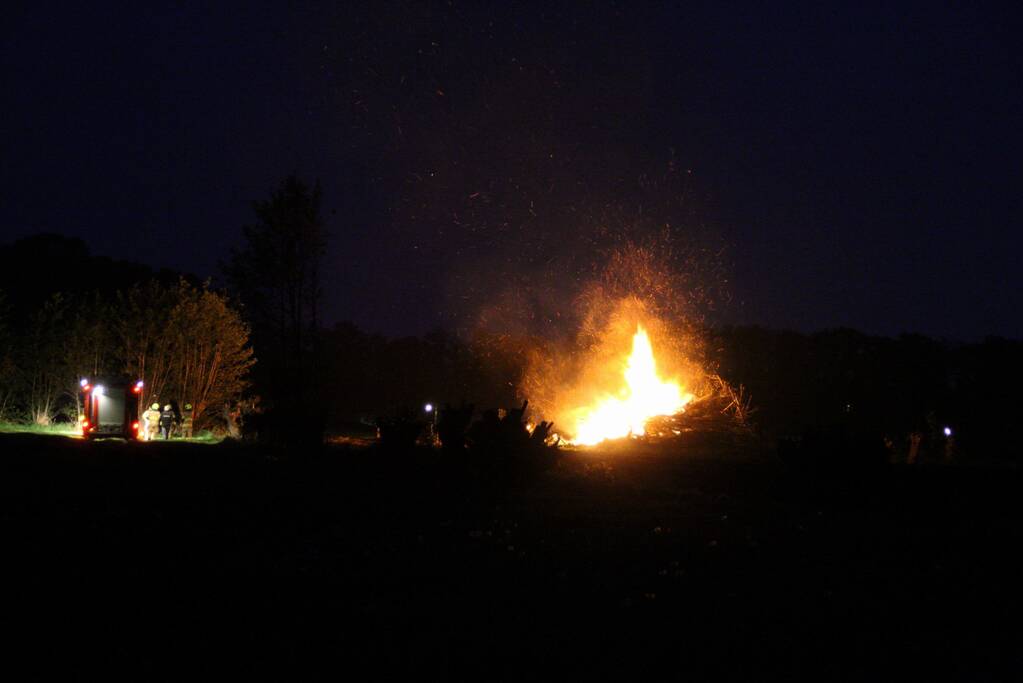 Hoge vlammen bij forse buitenbrand