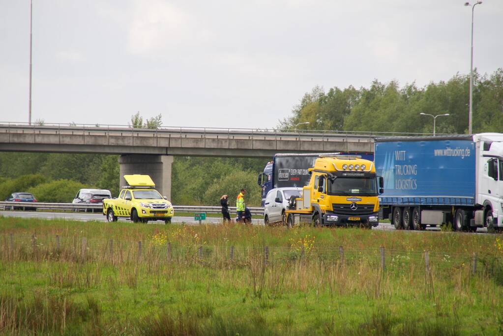 Bestelwagen botst achterop vrachtwagen afrit Vathorst
