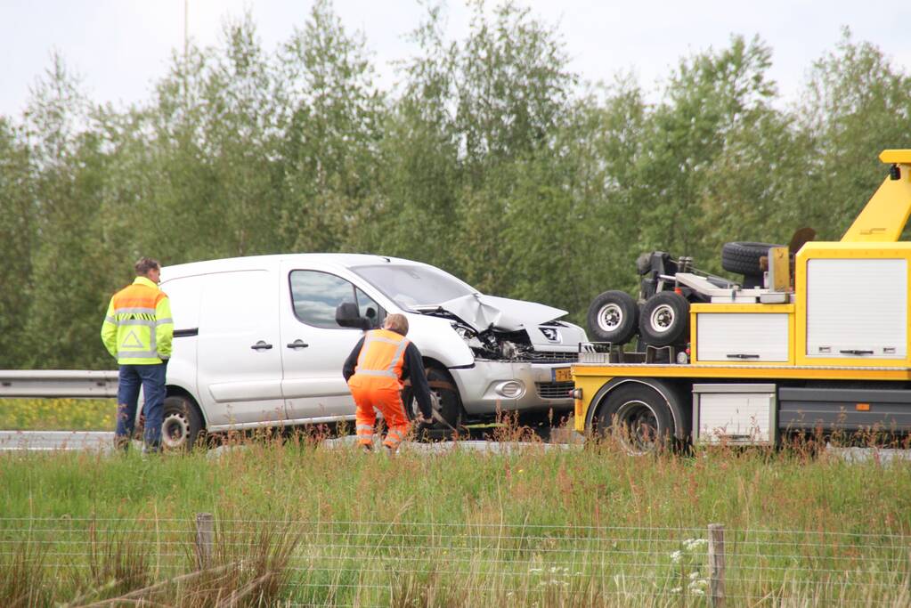 Bestelwagen botst achterop vrachtwagen afrit Vathorst