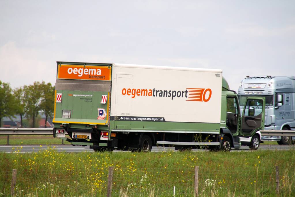 Bestelwagen botst achterop vrachtwagen afrit Vathorst