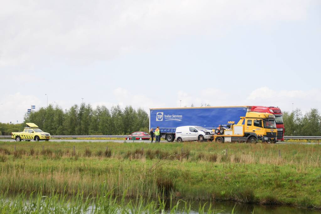 Bestelwagen botst achterop vrachtwagen afrit Vathorst