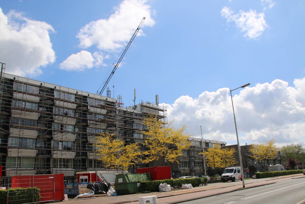 Zendmast op dak seniorenflat vernield