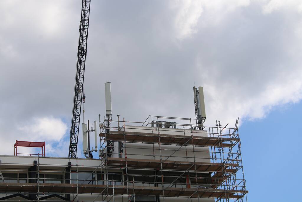 Zendmast op dak seniorenflat vernield