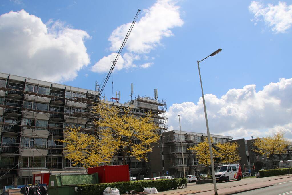 Zendmast op dak seniorenflat vernield