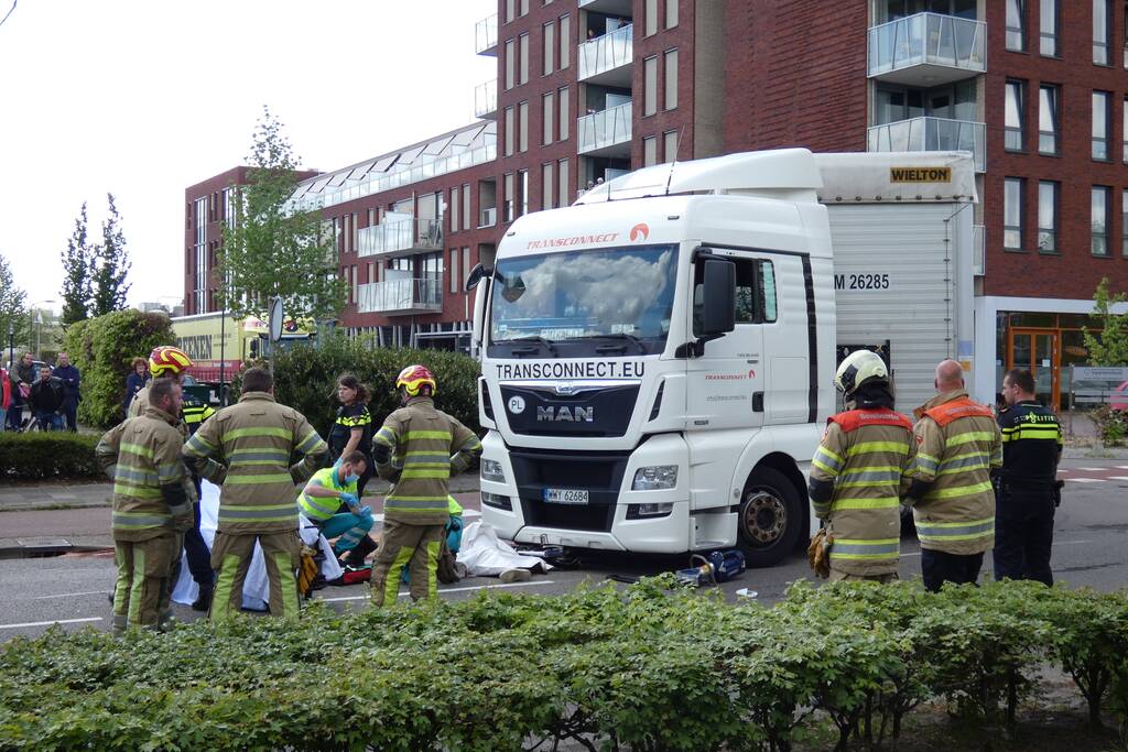 Fietser ernstig gewond bij ongeval met vrachtwagen