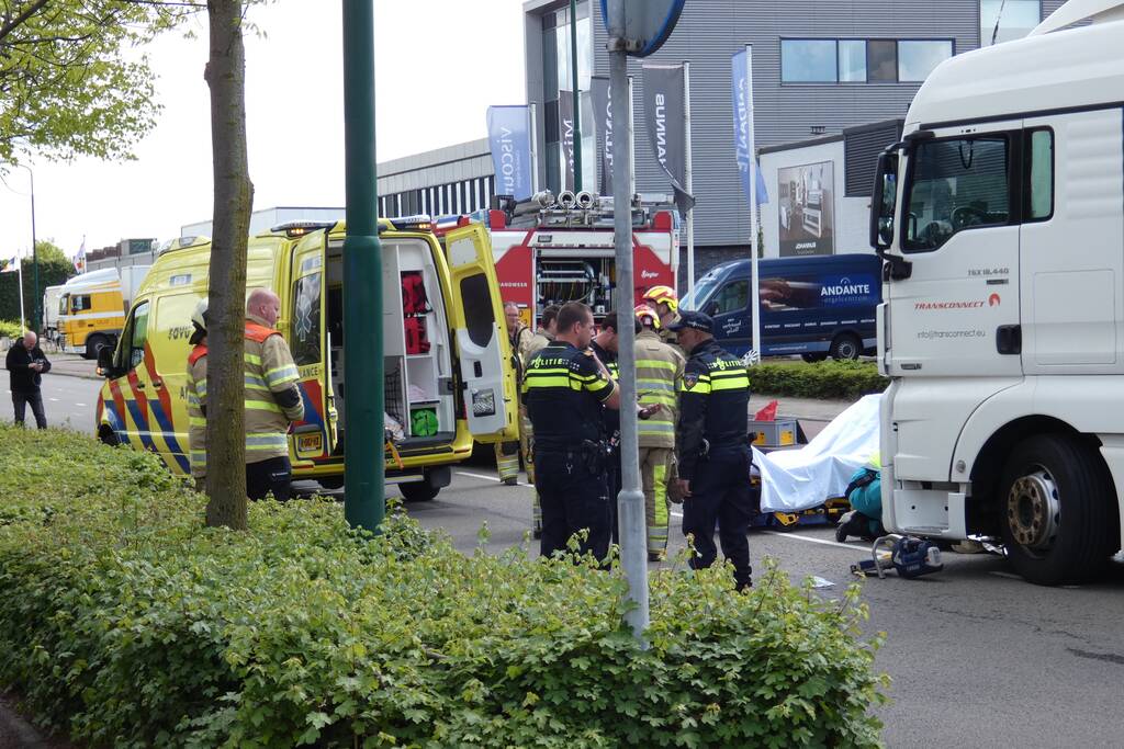 Fietser ernstig gewond bij ongeval met vrachtwagen