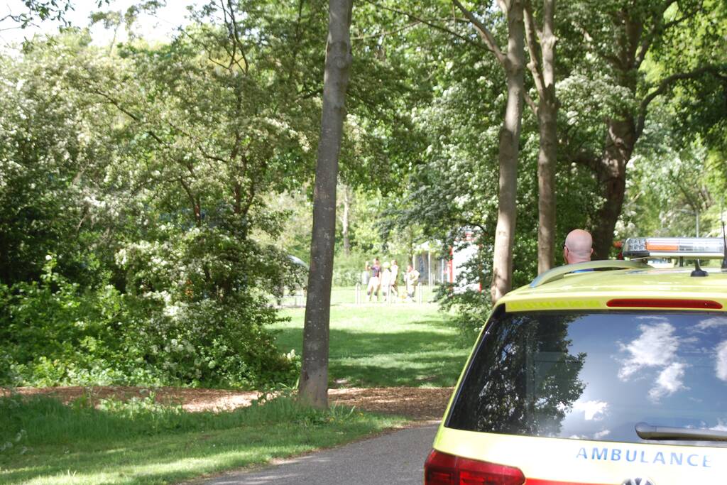 Persoon bevrijd in park Meiveld
