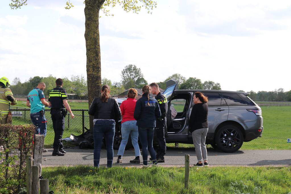Auto botst op boom