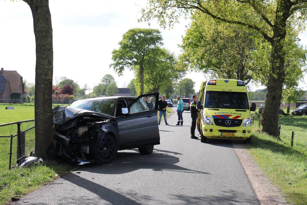 Auto botst op boom