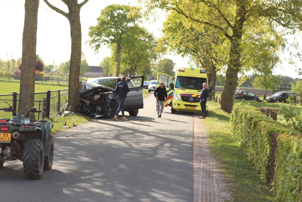 Auto botst op boom