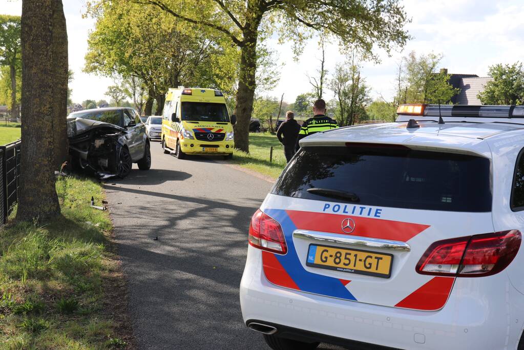 Auto botst op boom