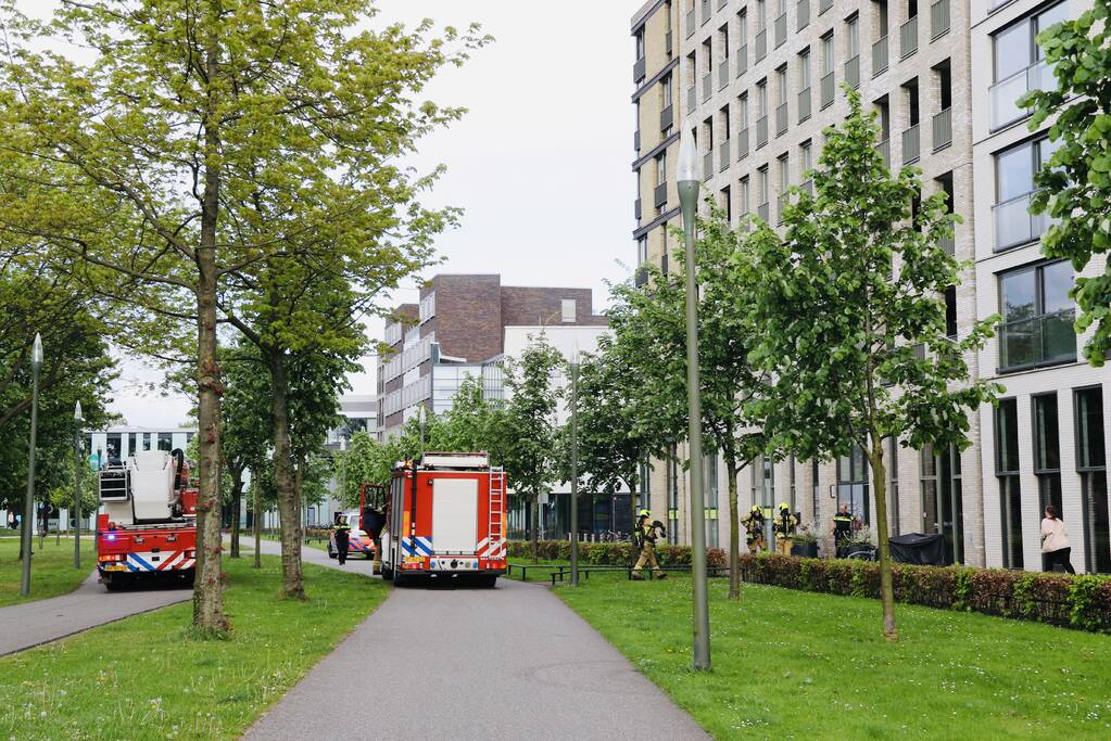 Bewoners blussen kleine keukenbrand