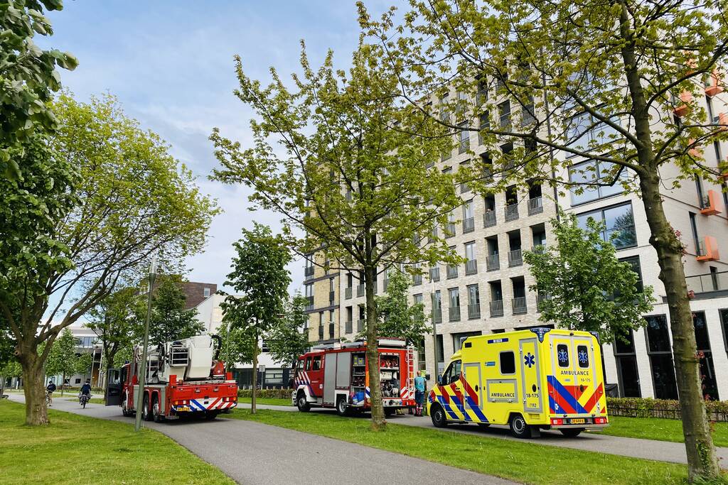 Bewoners blussen kleine keukenbrand