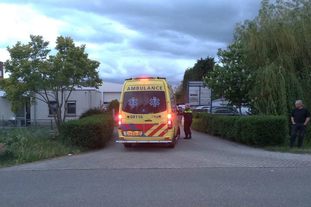 Gewonde bij mogelijke steekpartij in bedrijf