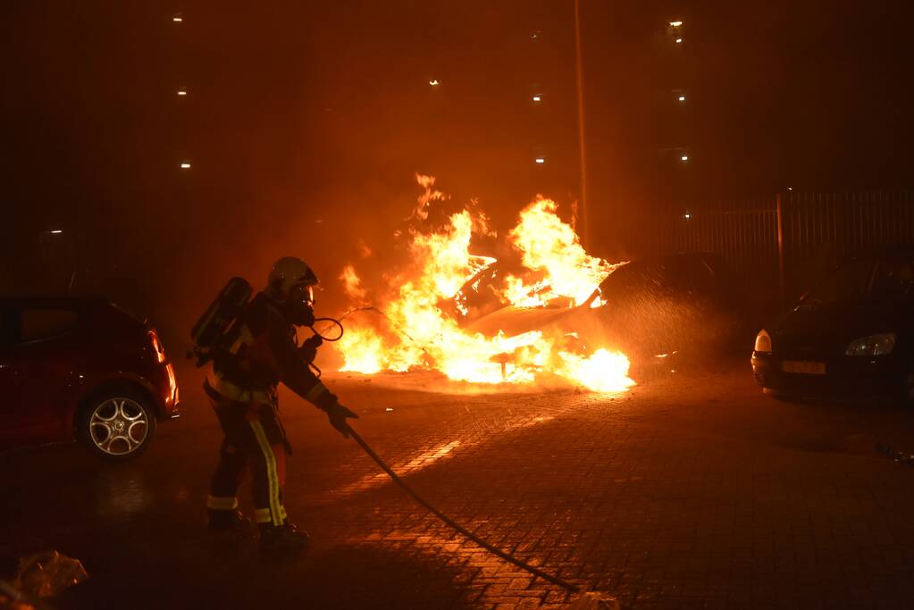 Meerdere auto's beschadigd door drie brandende auto's