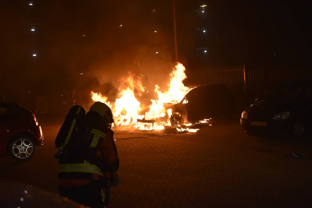 Meerdere auto's beschadigd door drie brandende auto's