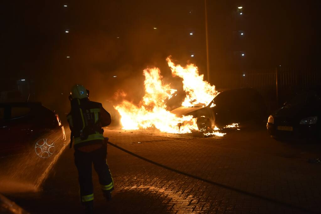 Meerdere auto's beschadigd door drie brandende auto's