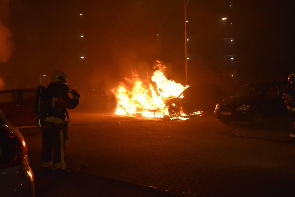 Meerdere auto's beschadigd door drie brandende auto's
