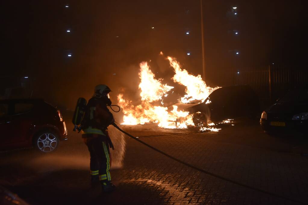 Meerdere auto's beschadigd door drie brandende auto's