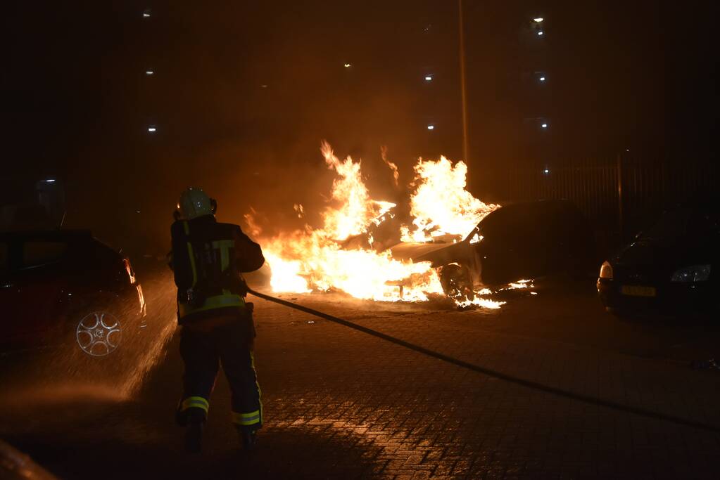 Meerdere auto's beschadigd door drie brandende auto's