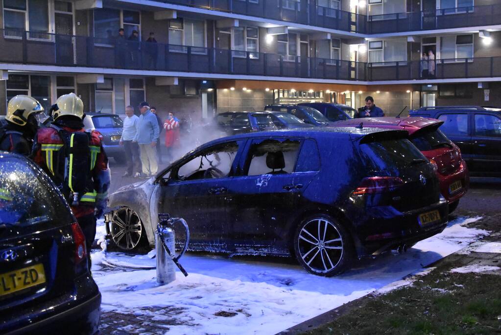 Meerdere auto's beschadigd door drie brandende auto's