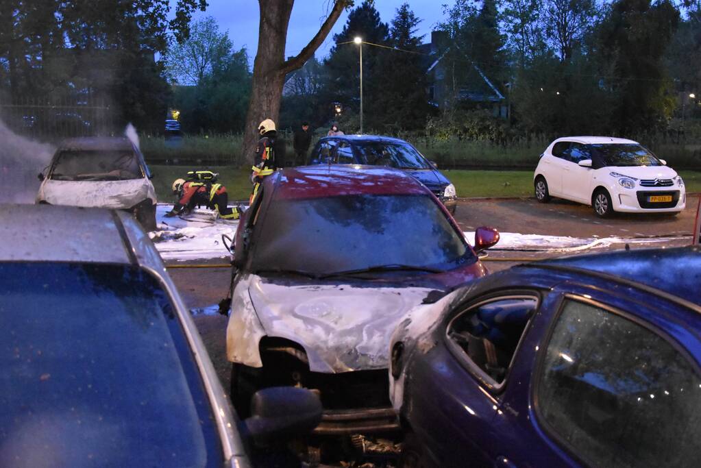 Meerdere auto's beschadigd door drie brandende auto's