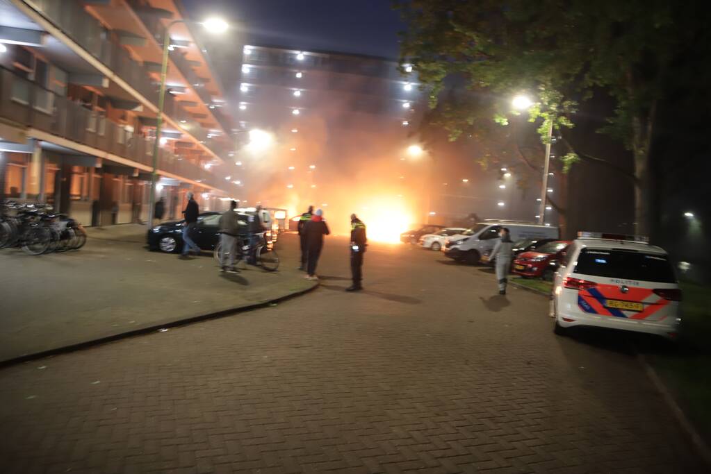 Meerdere auto's beschadigd door drie brandende auto's