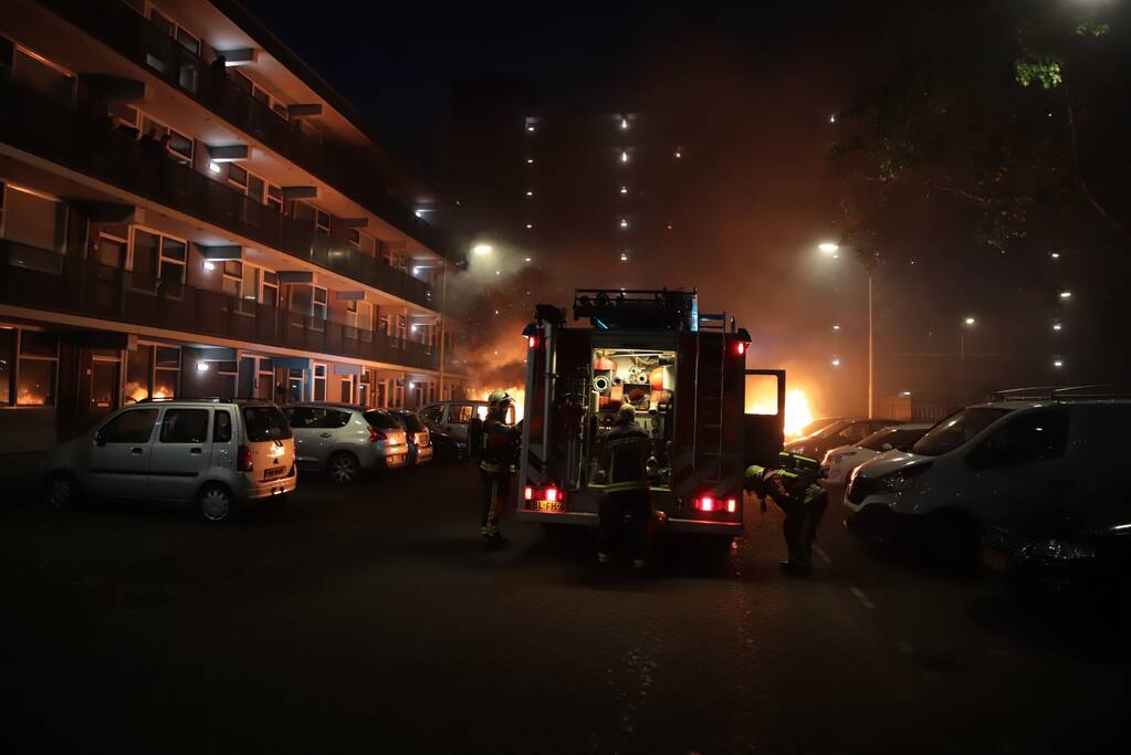 Meerdere auto's beschadigd door drie brandende auto's