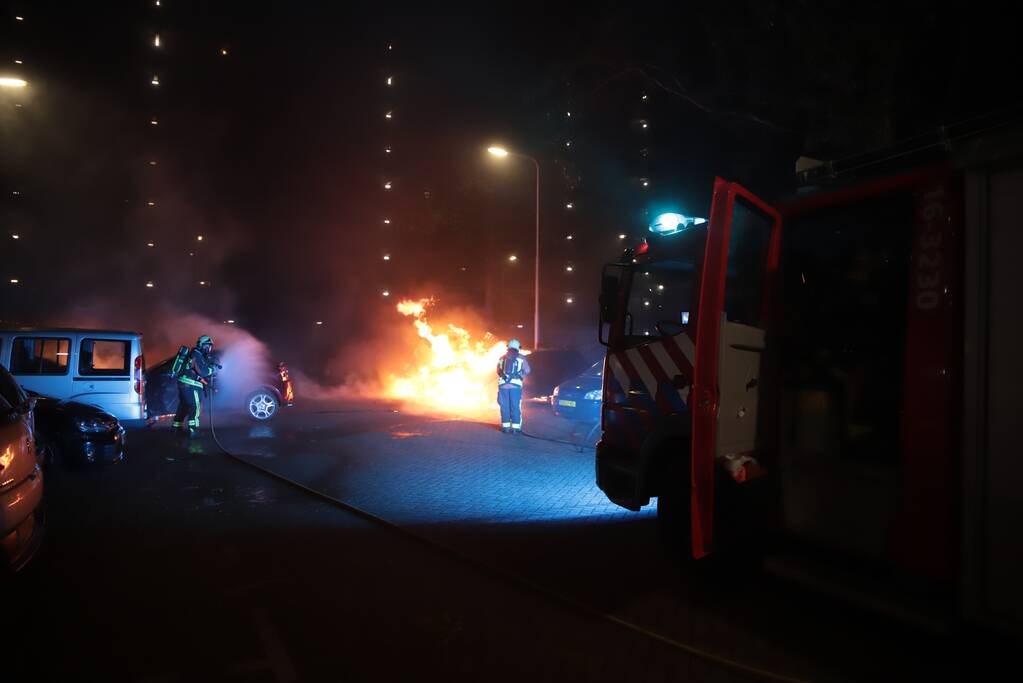 Meerdere auto's beschadigd door drie brandende auto's