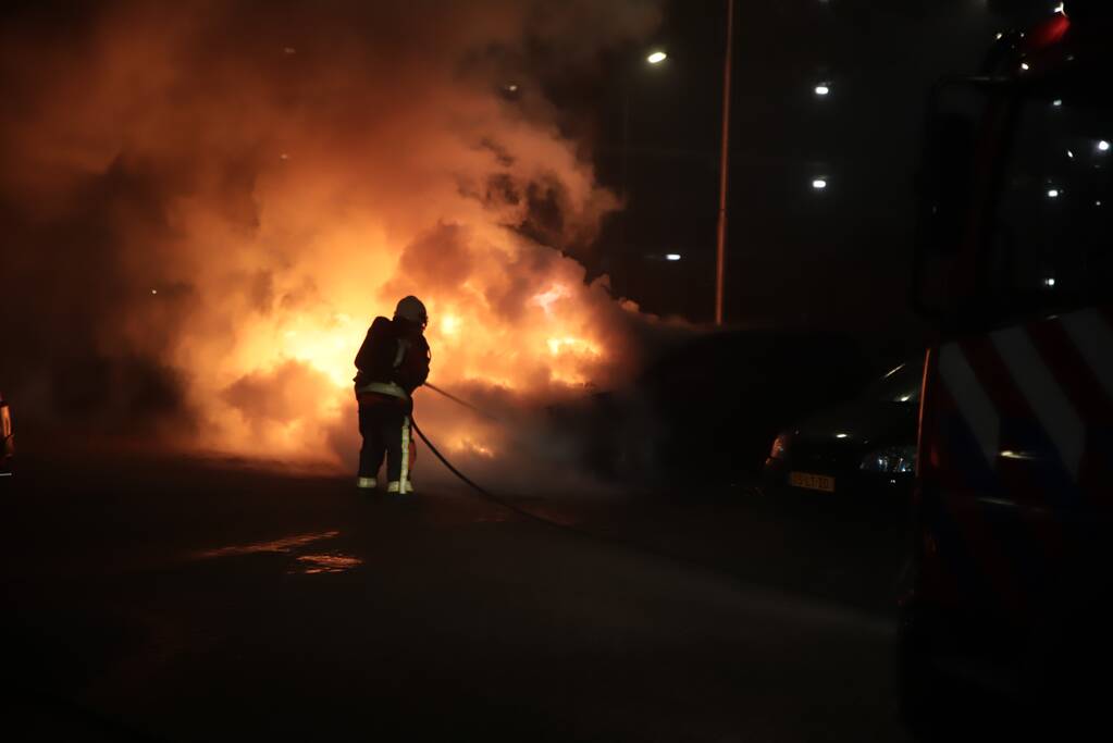 Meerdere auto's beschadigd door drie brandende auto's