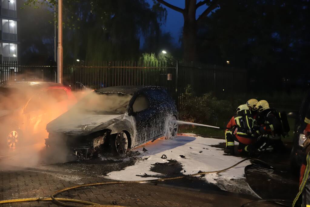 Meerdere auto's beschadigd door drie brandende auto's