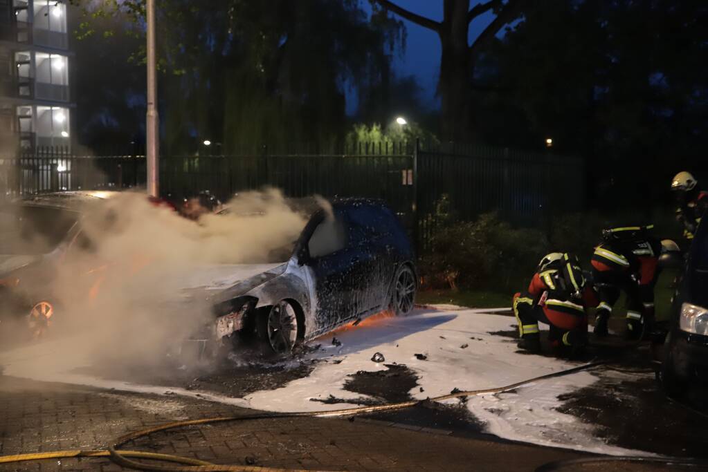 Meerdere auto's beschadigd door drie brandende auto's
