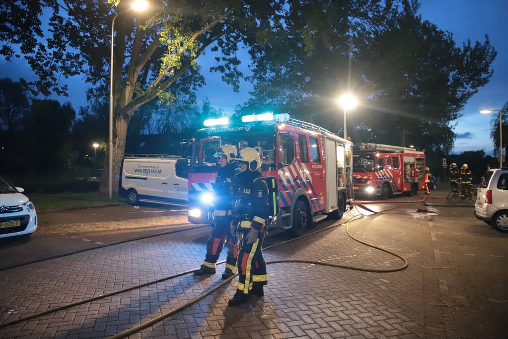 Meerdere auto's beschadigd door drie brandende auto's