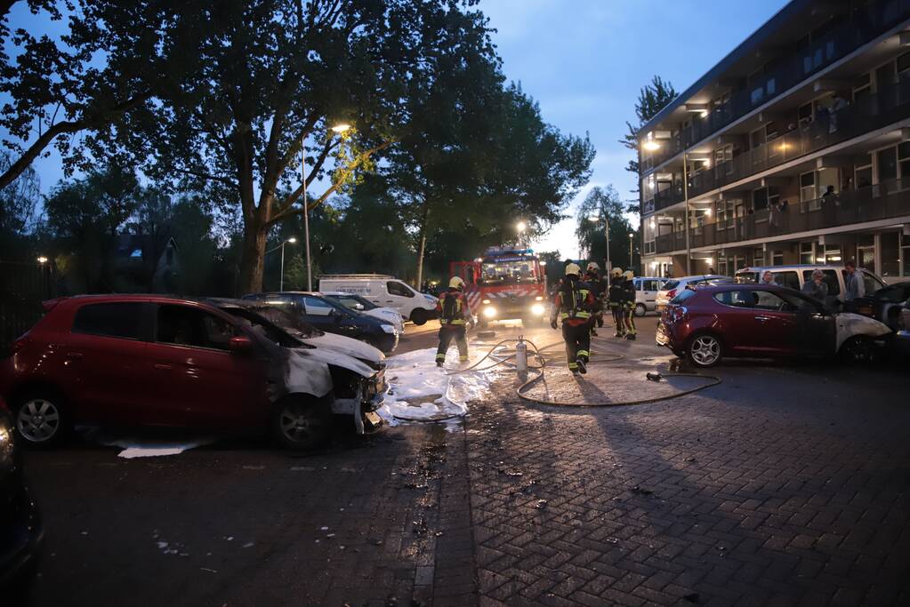 Meerdere auto's beschadigd door drie brandende auto's