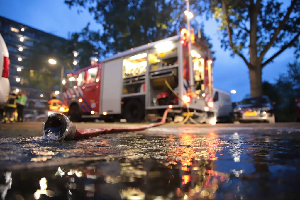 Meerdere auto's beschadigd door drie brandende auto's