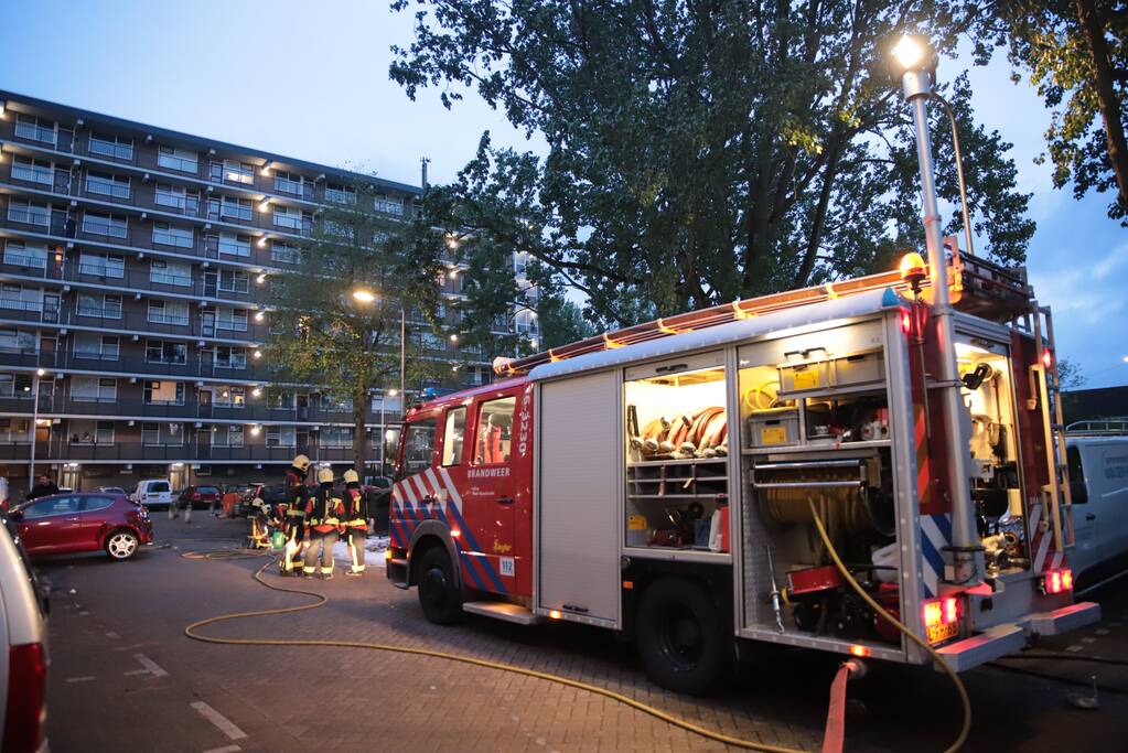 Meerdere auto's beschadigd door drie brandende auto's