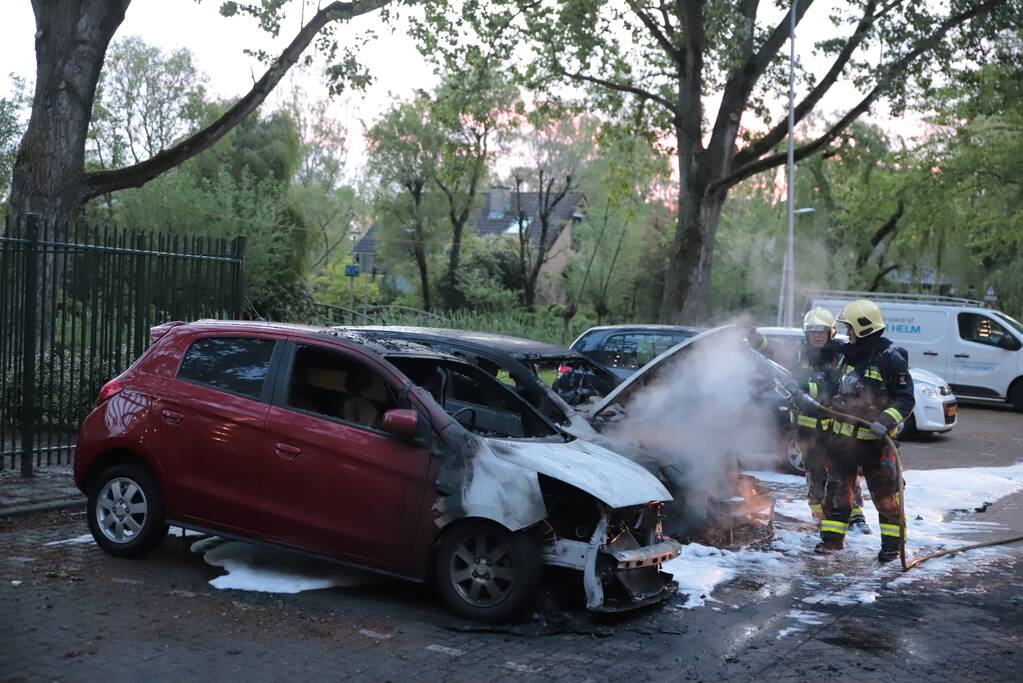 Meerdere auto's beschadigd door drie brandende auto's