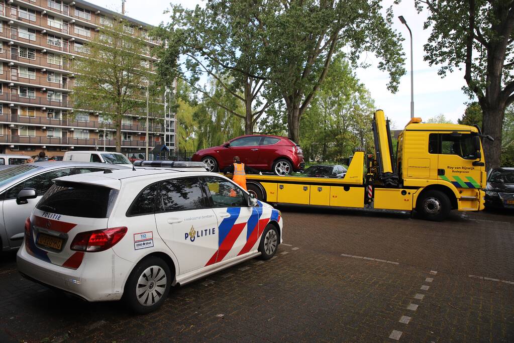 Meerdere auto's beschadigd door drie brandende auto's