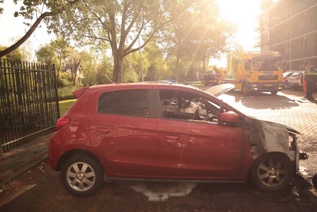 Meerdere auto's beschadigd door drie brandende auto's