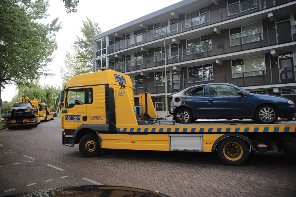 Meerdere auto's beschadigd door drie brandende auto's