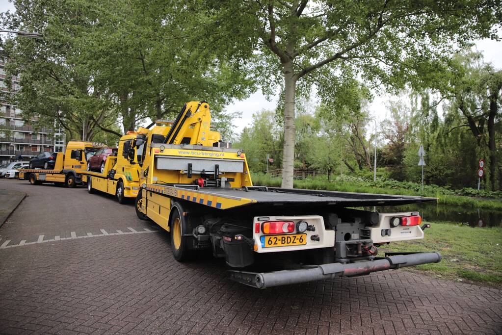 Meerdere auto's beschadigd door drie brandende auto's