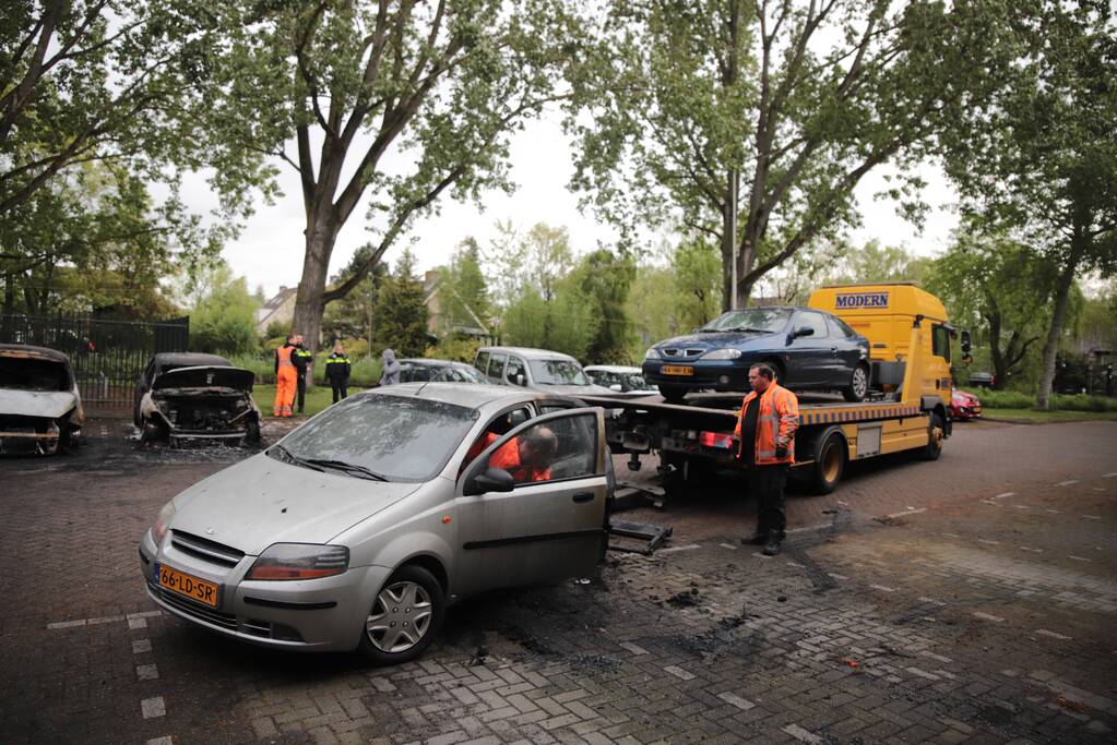 Meerdere auto's beschadigd door drie brandende auto's