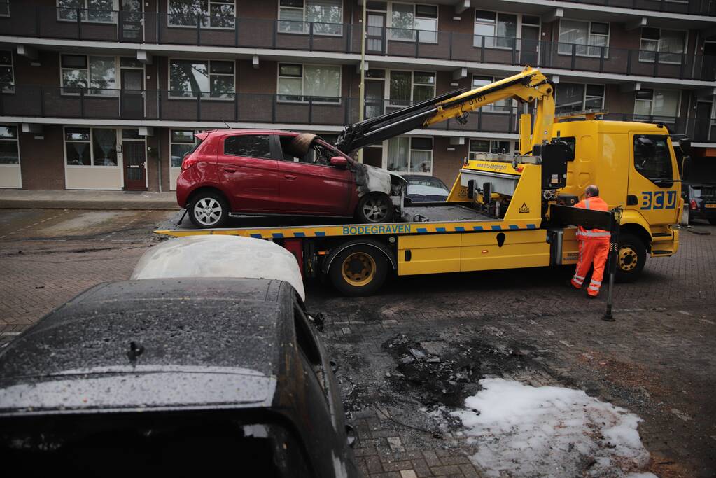 Meerdere auto's beschadigd door drie brandende auto's