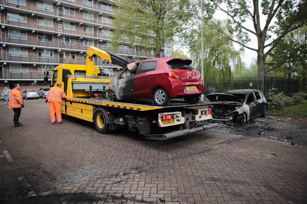 Meerdere auto's beschadigd door drie brandende auto's